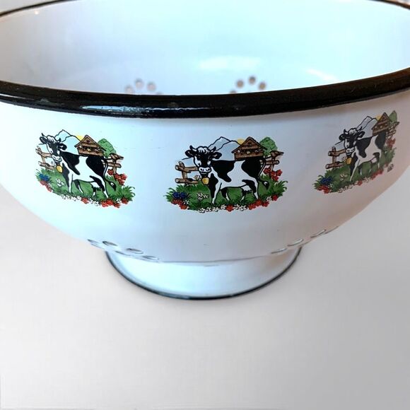 Enamel Colander Farm Cows - Picture 2 of 5